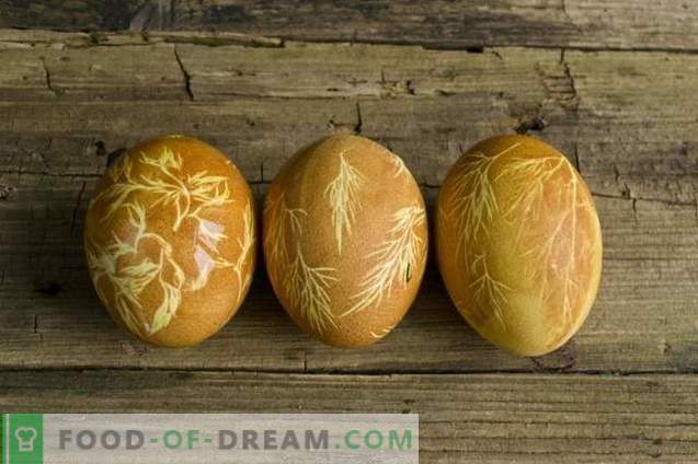 Jak malować jajka na Wielkanoc z kurkumą, skórką z cebuli, gazą ...