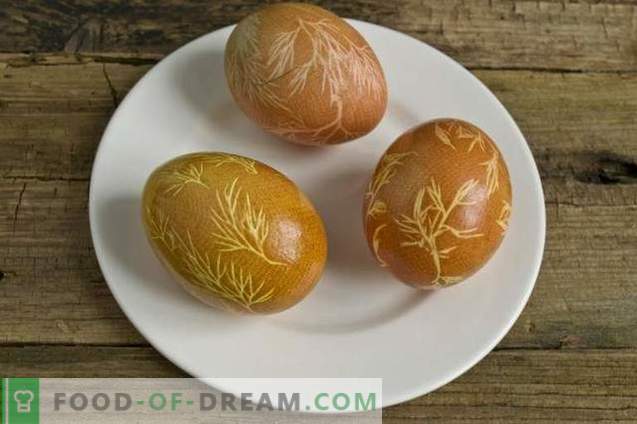 Jak malować jajka na Wielkanoc z kurkumą, skórką z cebuli, gazą ...