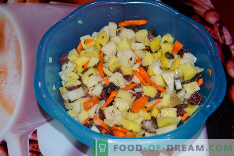 Pieczeń w doniczkach - ziemniaki z grzybami i wędzoną kiełbasą, przepyszny przepis dla gości