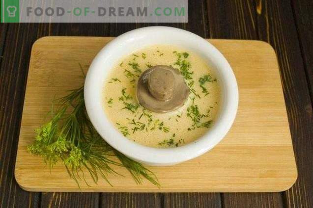 Zupa krem ​​grzybowa ze śmietaną i cukinią