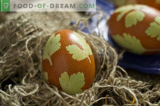 Malowane jajka na Wielkanoc, ozdobione liśćmi pietruszki