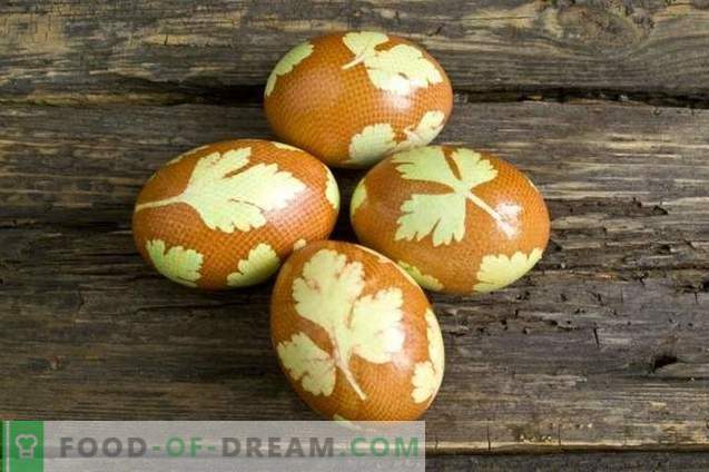 Malowane jajka na Wielkanoc, ozdobione liśćmi pietruszki