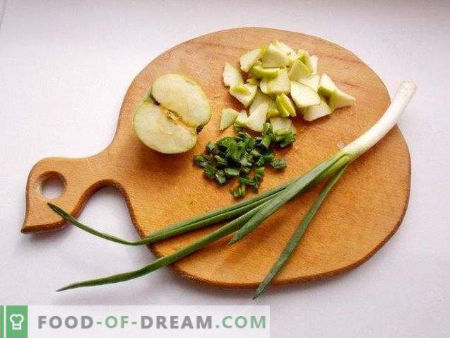 Sałatka z kiszonej kapusty z jabłkiem i zieloną cebulką