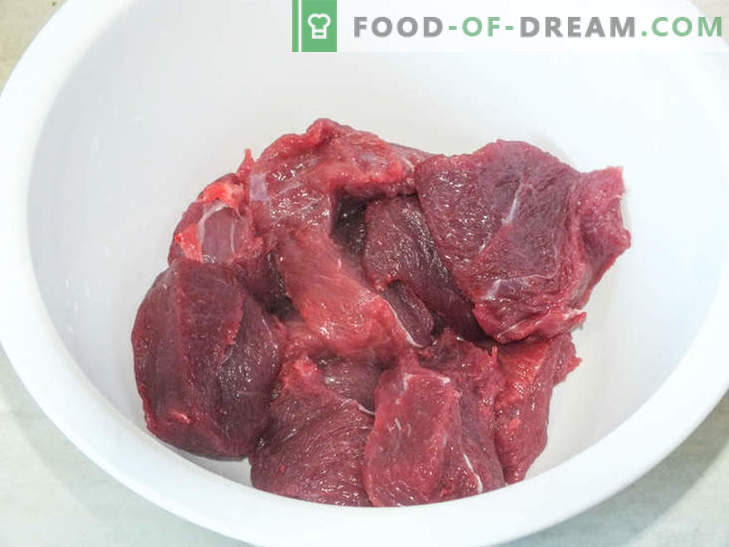 Pieczona w folii soczysta wołowina z grzybami - przepis na pyszne danie z tajemnicą