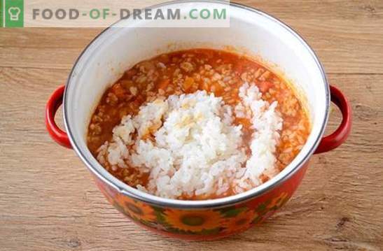 Ryż z mięsem mielonym i warzywami w pomidorach: fantazja o risotto dostępnych produktów. Foto-przepis na gotowanie ryżu z mięsem mielonym i warzywami na pomidorze: krok po kroku