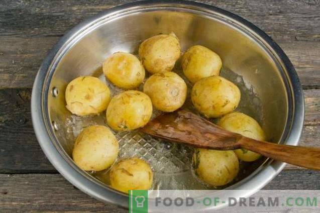 Nowe ziemniaki smażone na patelni