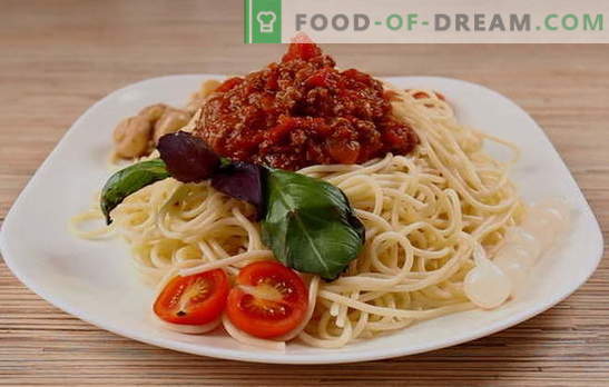 Prosta kolacja o włoskim smaku - spaghetti Bolognese. Wegetariańskie, klasyczne i pikantne spaghetti Bolognese