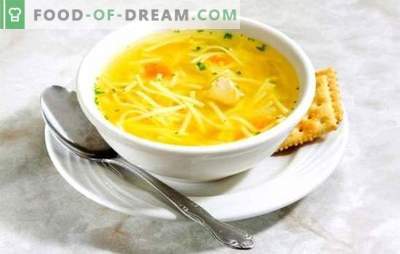 Hühnernudelbrühe - leichte Suppe. Die besten Rezepte der Hühnerbrühe mit Nudeln: mit Innereien, Ei, Käse, Tomaten