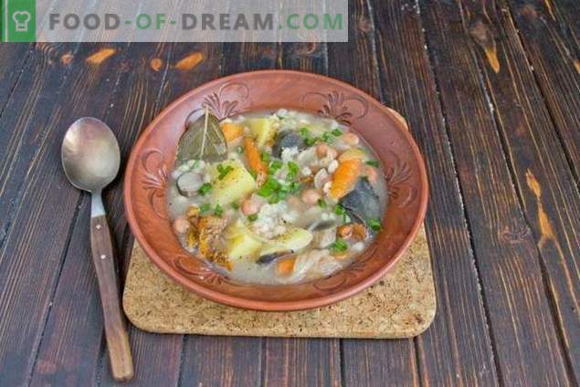 Zupa grzybowa z fasolą i ziemniakami