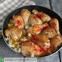 Apetyczny smażony kurczak w sosie orzechowym