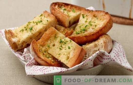 Grzanki z białego chleba - na śniadanie lub na deser. Przepisy tosty z białego chleba w języku hiszpańskim i walijskim, z serem, jajecznicą, bananami